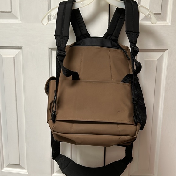 LLBEAN Traveler bag, converts to shoulder or backpack. #0MS45. Versatile, Unisex - Picture 2 of 14